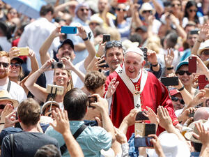 Pope Francis waves to faithful at the end of the Pentecost mass in St. Peter's Square. (Shutterstock)
