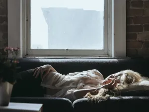 طبيب البوابة: لماذا تشعر بارتعاش اثناء النوم ؟