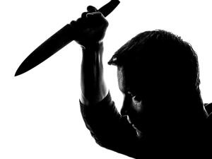 ما تفسير الحلم بالطعن أو الرمي بالرصاص في المنام؟