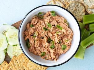 سلطة التونة الكورية مع صلصة جوتشوجانج 