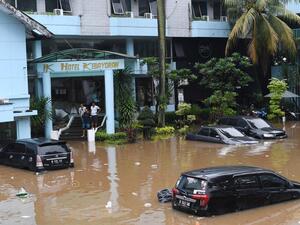 فيضانات عارمة تجتاح العاصمة الإندونيسية