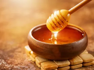 عند تجميد العسل النقي تلاحظ أنه لن يتبلور أو يتجمد بل يبقى في الحالة