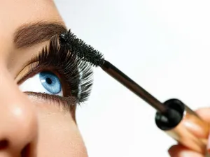 تطويل الرموش غاية تسعى لها الفتيات لما للرموش الطويلة من جمال وجاذبية