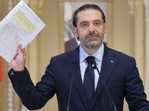  رفع لائحة الأسماء الملونة بالأصفر أمام عدسات الكاميرات