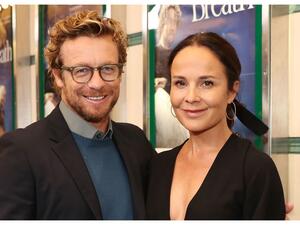 سيمون بيكر وزوجته