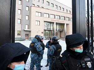 Court bailiffs and police officers stand guard outside the Babushkinsky district court before the trial of Russian opposition leader Alexei Navalny, charged with defaming a World War II veteran, in Moscow on February 5, 2021. Kirill KUDRYAVTSEV / AFP