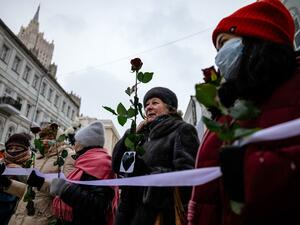 Several hundred women formed a human chains in Moscow and Saint Petersburg using Valentine's Day to express support for the wife of jailed opposition leader Alexei Navalny and political prisoners. Dimitar DILKOFF / AFP