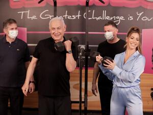 Israeli Prime Minister Benjamin Netanyahu (C) and Health Minister Yuli Edelstein (2nd-R) visit a fitness gym ahead of the re-opening of gyms, in the Israeli city of Petah Tikva on February 20, 2021. POOL / AFP