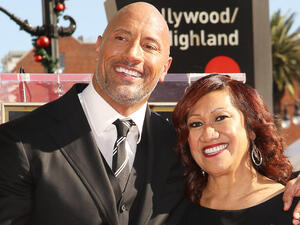 دواين جونسون ووالدته آتا