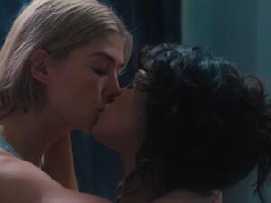 Rosamund Pike and Eiza Gonzalez in L care a lot (Twitter)