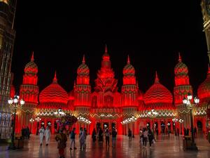 القرية العالمية تحتفل مع الإمارات بوصول "مسبار الأمل" إلى المريخ