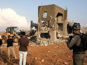 Israeli machinery demolish a Palestinian house on Nov. 2, 2020. (AFP file photo)