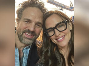 The picture shows Garner and Ruffalo smiling for the camera