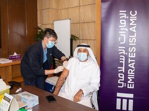 "الإمارات الإسلامي" يطلق برنامج التطعيم لموظفيه في الدولة