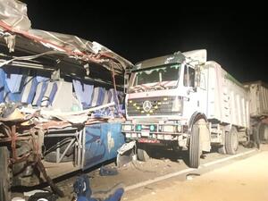 تصادم حافلة ركاب بسيارة نقل بمقطورة