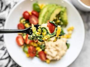 وجبة فطور بالبيض والخضار 