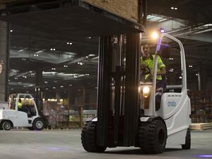 دناتا تعزز كفاءة مناولة شحنات المواد الخطرة بحل رقمي من أياتا