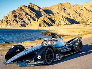 ساحل نيوم الجميل يبدو واضحاً خلال تحضيرات الفريق لـ«فورمولا إي» الدرعية (الشرق الأوسط)