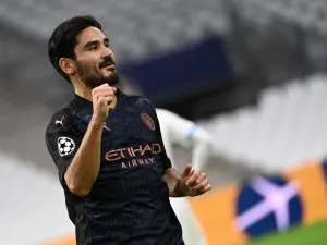 The 30-year-old is contracted to the Premier League side until 2023 but he is open to seeing out the rest of his playing days at the club (Photo: AFP)