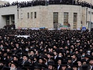 الجماهير الغفيرة تجمعت في المكان رغم القيود المفروضة على التجمعات بسبب انتشار فيروس كورونا