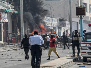 أغلقت قوات الحكومة الصومالية بعض الشوارع لمنع الاحتجاج على تأجيل الانتخابات.