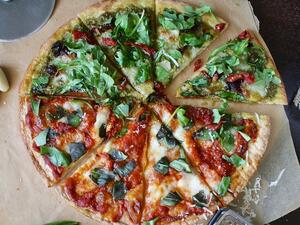 بيتزا البيستو بالدجاج