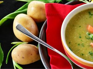 شوربة البطاطا والجزر مع السلق