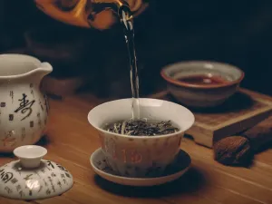 طبيب البوابة: مخاطر شرب الشاي الأخضر على معدة فارغة