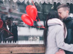 تفسير الحلم بعيد الحب في المنام؟