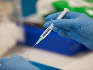 حوالي 45 مليون جرعة تم حقنها منذ تولي بايدن الرئاسة في 20 يناير الماضي. 