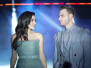  'When Will They Announce Their Love?' Kerem Bürsin Flirts Hande Erçel: You Look So Beautiful (Video)