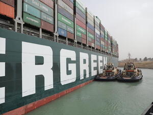 مصر: لدينا الامكانيات لتعويم سفينة السويس العالقة