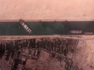 الشركة المالكة للسفينة العالقة بقناة السويس تأمل يتحريرها مساء السبت