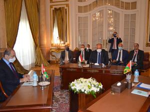 الاستمرار في التنسيق والتشاور