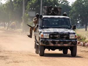 عسكريون نيجيريون أثناء دورية في نغامدو في شمال شرق نيجيريا 