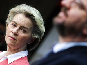 EU  President Ursula von der Leyen (L) 