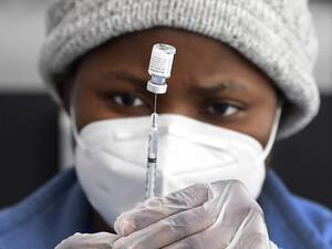 A nurse prepares the Pfizer Covid-19 vaccine in Los Angeles 