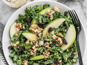 سلطة الكال بالتفاح وصلصة الديجون