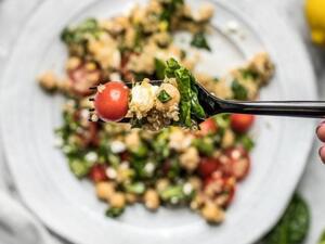 سلطة السبانخ والحمص والكينوا