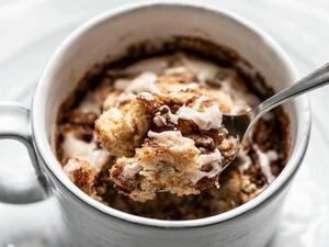 كعكة القرفة والمكسرات 