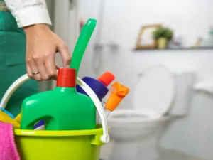 يجب أن تحتفظي بمنتجات التنظيف في عبواتها الأصلية.