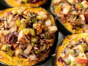 قرع عسلي محشو بالأرز بري