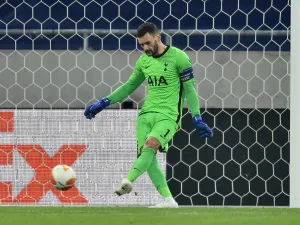 Tottenham keeper touted for Old Trafford switch (Photo: AFP)