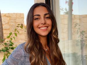 Miss Lebanon Valerie Abou Chacra Announces Pregnancy While Sporting Sexy Nightgown (Video)