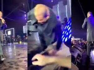 Ouch! Amr Diab FALLS on Stage During a Concert in Egypt.. Video