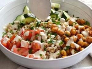 سلطة البحر المتوسط ​​مع الحمص المتبل