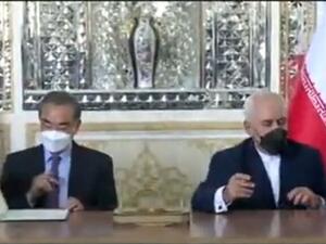 وزيرا الخارجية الإيراني، محمد جواد ظريف، والصيني، وانغ يي