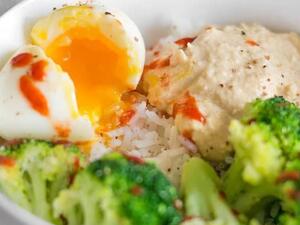 طبق فطور البيض مع الحمص