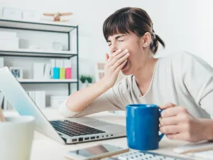 يستغرق البروتين وقتًا أطول للهضم والامتصاص. عندما تأكله مع الكربوهيدرات