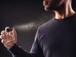 فينصح باختيار نوعيات تتماشى وما تتسم به هكذا مناسبات من طابع رسمي، ويوصى تحديداً باستخدام عطر عود وود من توم فورد.